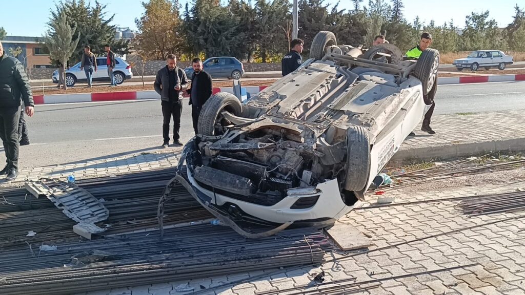 Arkadan çarptığı eğitim otomobilindeki 2 kişi yaralandı