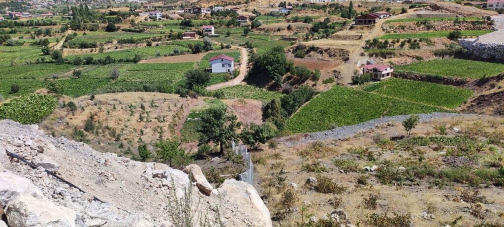 Çelikhan’da TOKİ’ye tepki: ‘Vatandaşlar, atadan kalan arazilerin geri verilmesini talep ediyor’
