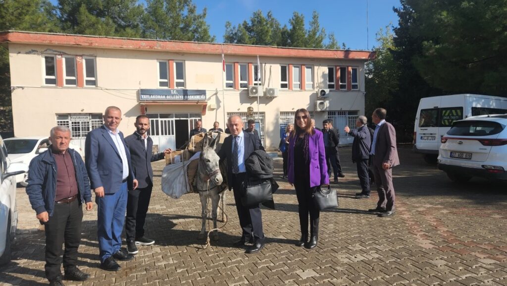 ‘Eşekle Gelen Dostoyevski’ Yaylakonak’ta öğrencilerle bir araya geldi