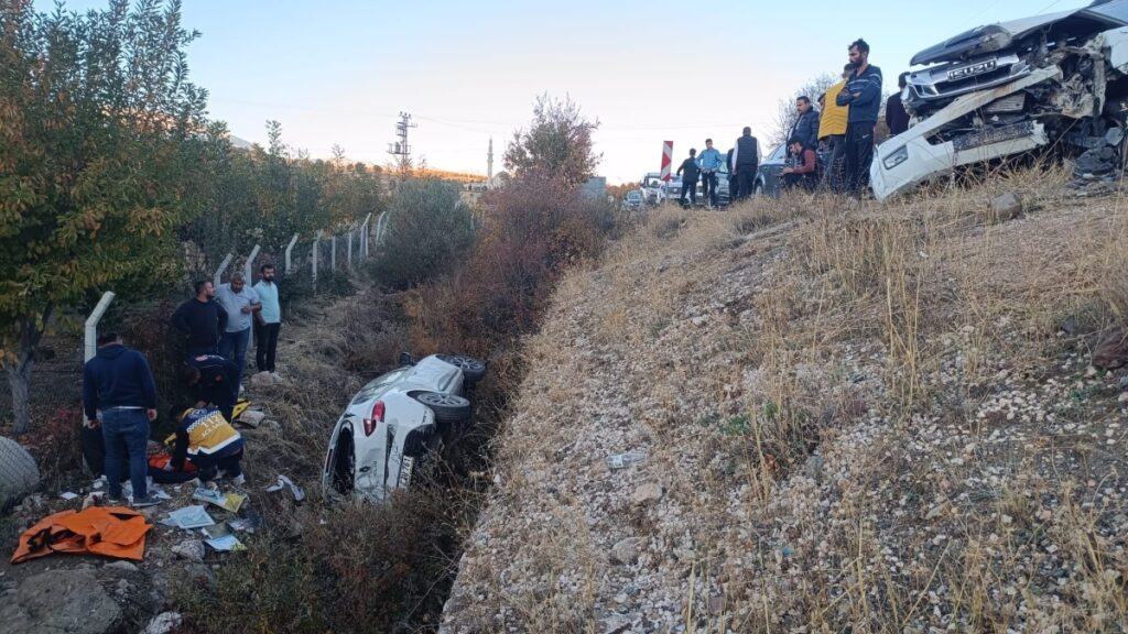 Kafa kafaya çarpışan araçlardaki 11 kişi yaralandı