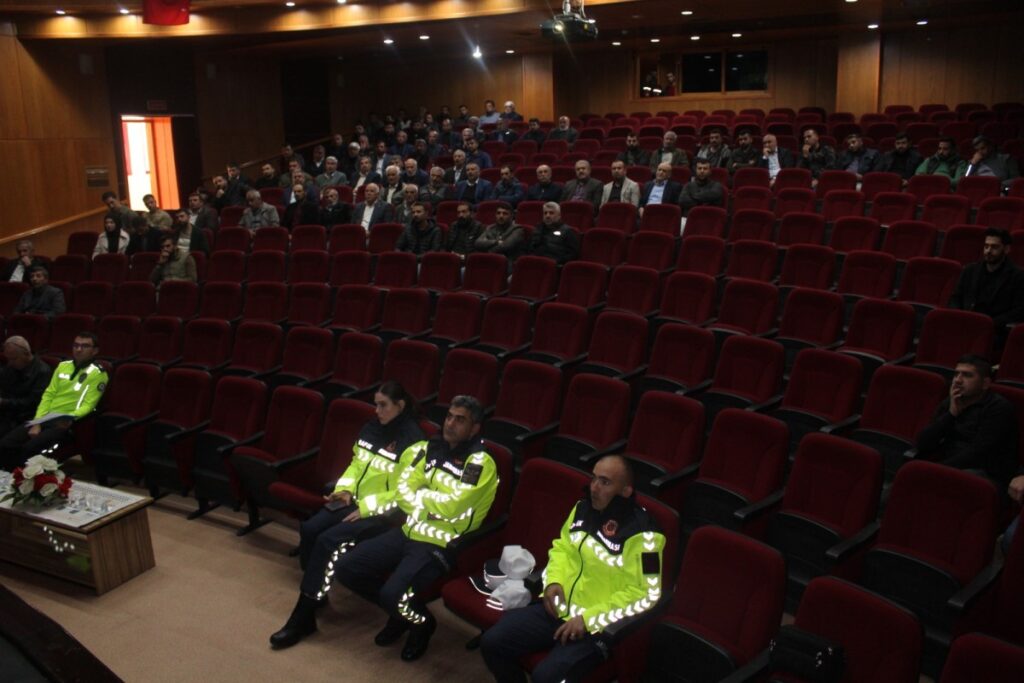 Kahta’da Taşımalı Eğitim ve Özel Servis Şoförlerine bilgilendirme toplantısı düzenlendi
