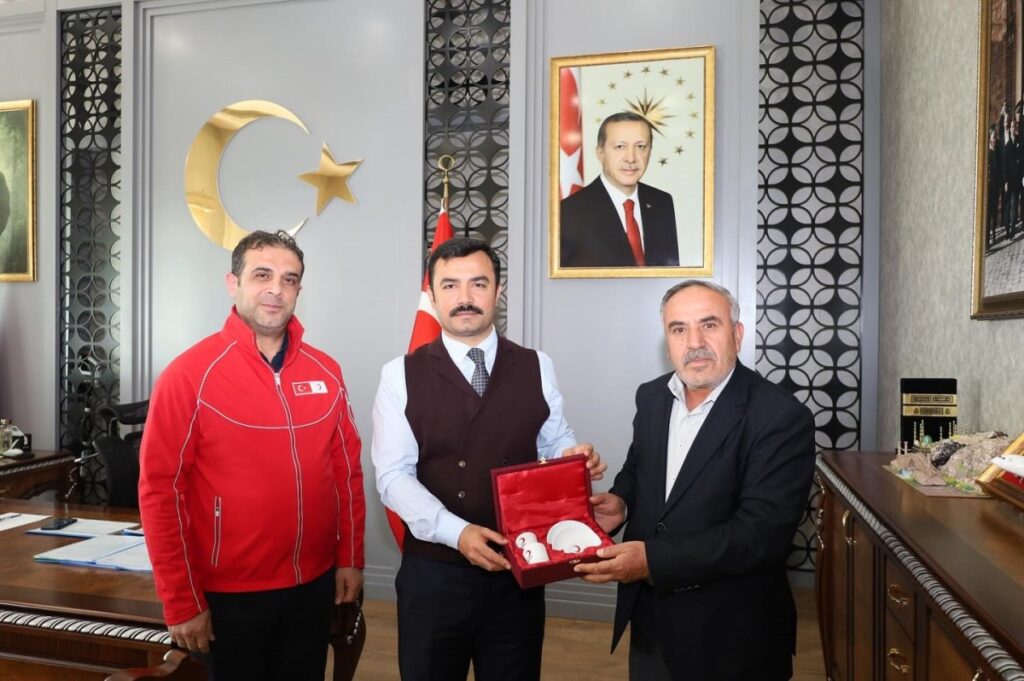 Kızılay Haftası dolayısıyla Kahta Kızılay Şubesi’nden Kaymakam Soysal’a ziyaret