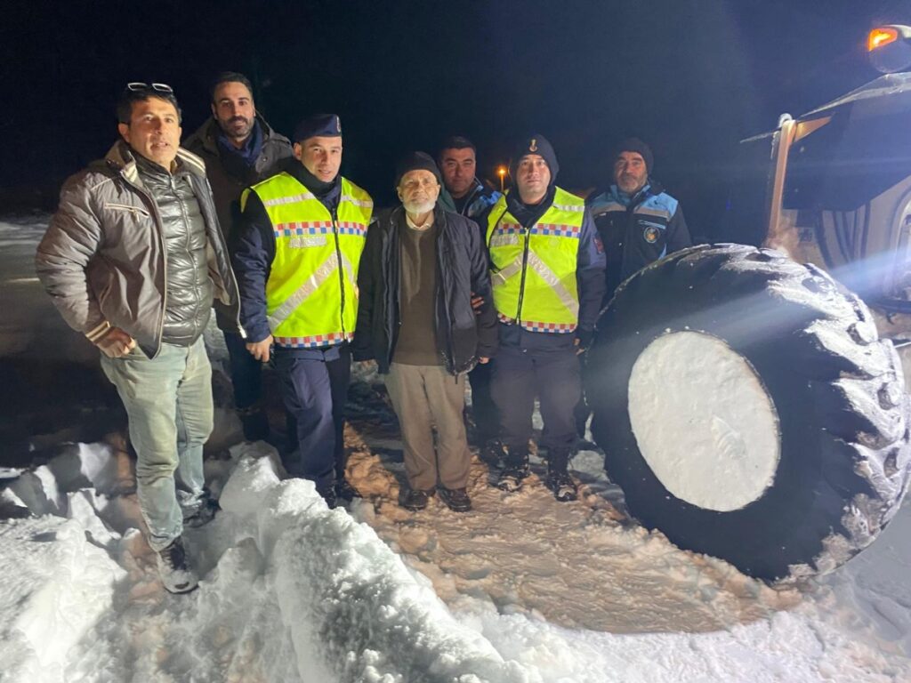 Malatya Büyükşehir Belediyesi ekipleri 75 yaşındaki Mustafa Akıcı’yı kurtardı