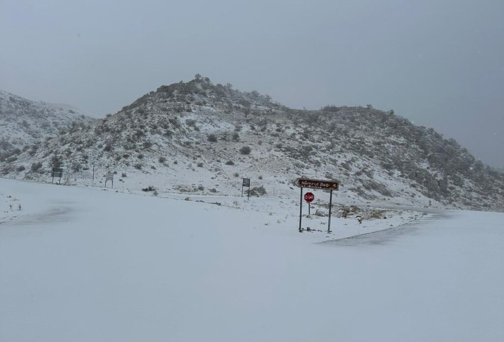 Nemrut Dağı beyazlara büründü
