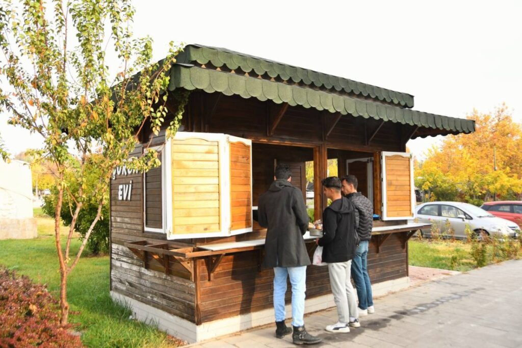 Üniversite öğrencilerine ücretsiz çorba ikramı başladı
