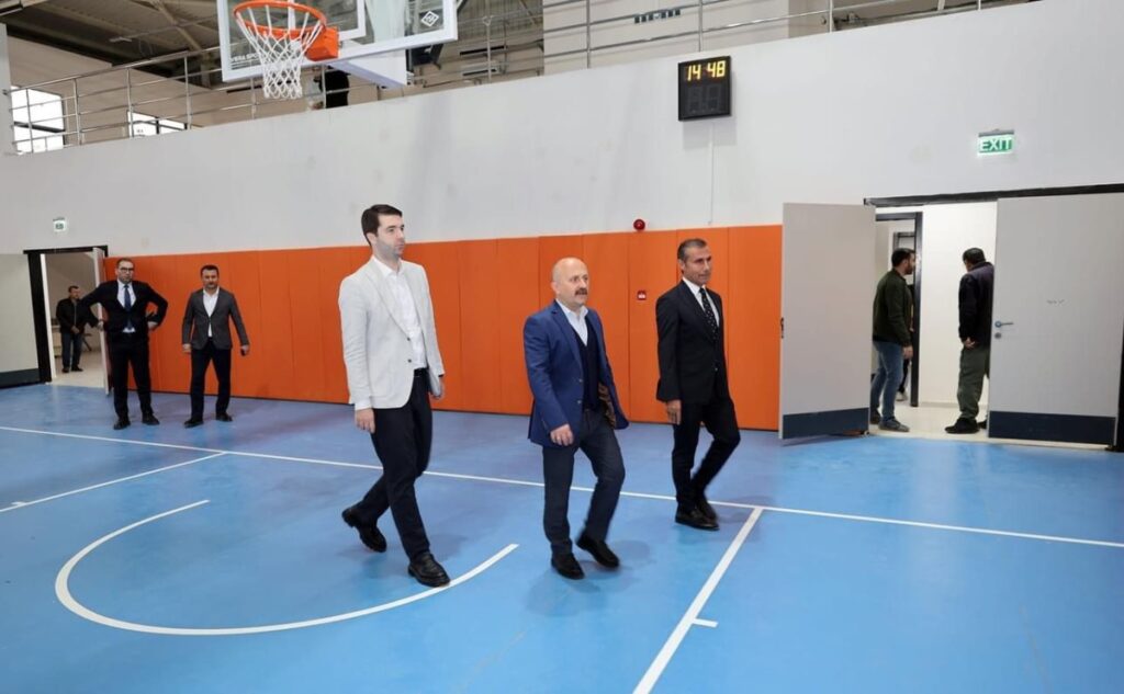 Vali Varol Fatih Mahallesi Spor Salonu’nu inceledi