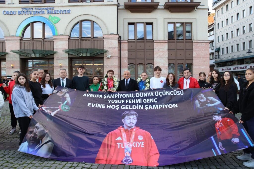 Ordulular şampiyon sporcularını bağrına bastı