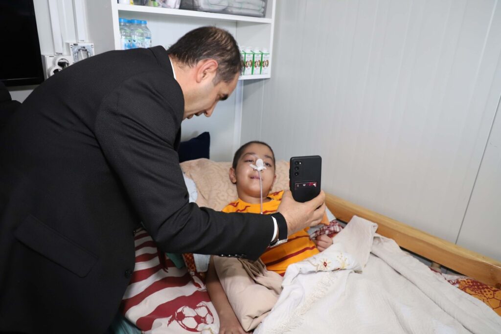 İl Sağlık Müdürü Prof.Dr. Mehmet Şirik, lösemi hastası minik Yusuf Ali’yi evinde ziyaret etti