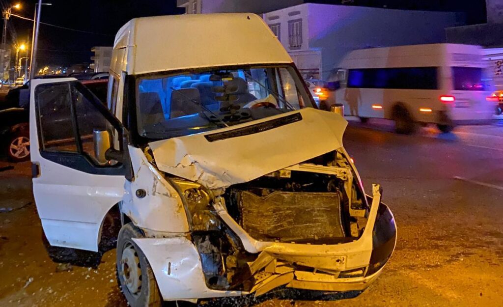 Kazada araçta sıkışan sürücü yaralandı