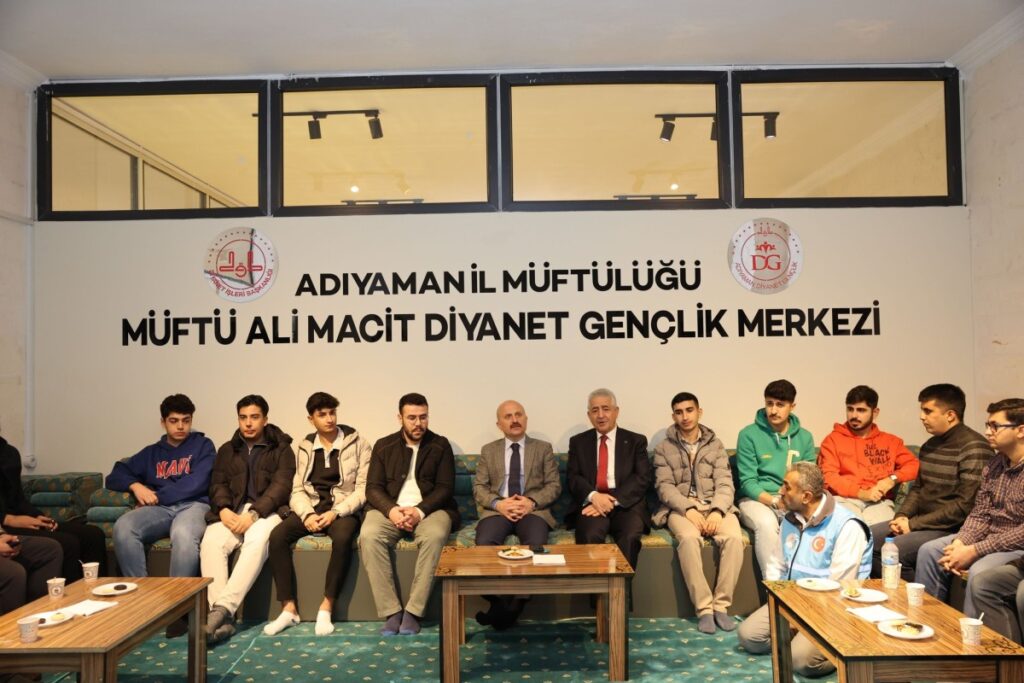 Vali Varol, Ali Macit Diyanet Gençlik Merkezi’nde gençlerle bir araya geldi