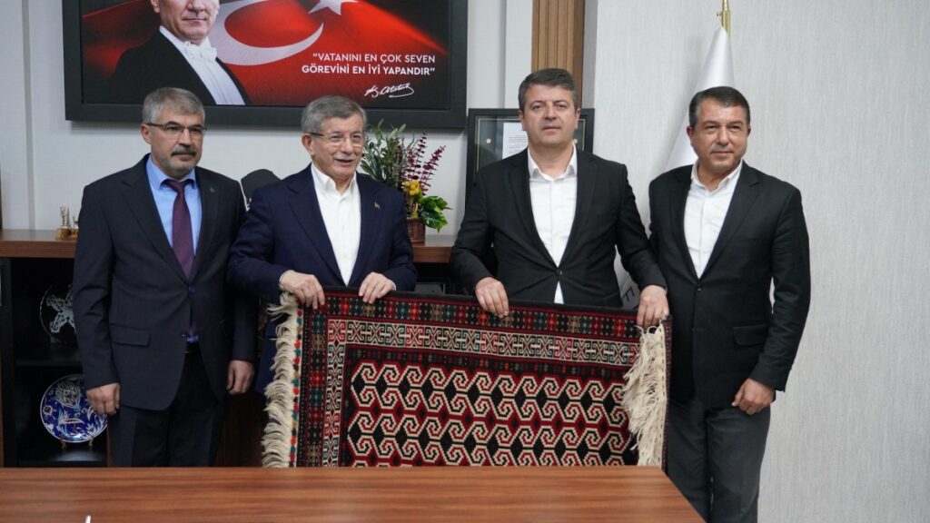 Ahmet Davutoğlu Adıyaman’a geldi: ‘Konteyner yaşamı kalıcı hale geldi, bu kabul edilemez’