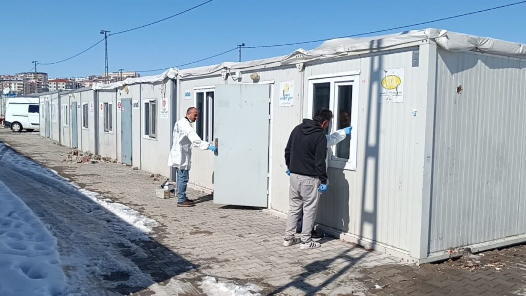 Besni’de 16 konteynera giren 4 hırsızlık şüphelisi yakalandı