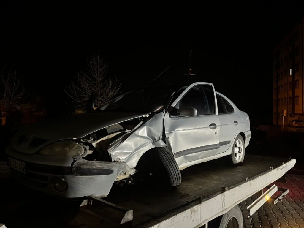 Besni’de çarpışan otomobillerdeki 3 kişi yaralandı