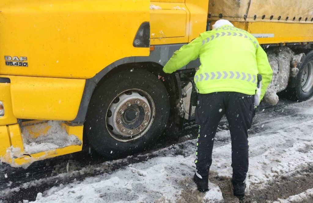Besni’de kış tedbirleri: Kış lastiği ve zincir olmadan geçişe izin yok
