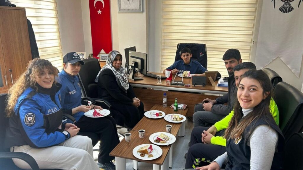 Besni’de polis olma hayali kurulan kardeşlere anlamlı ziyaret