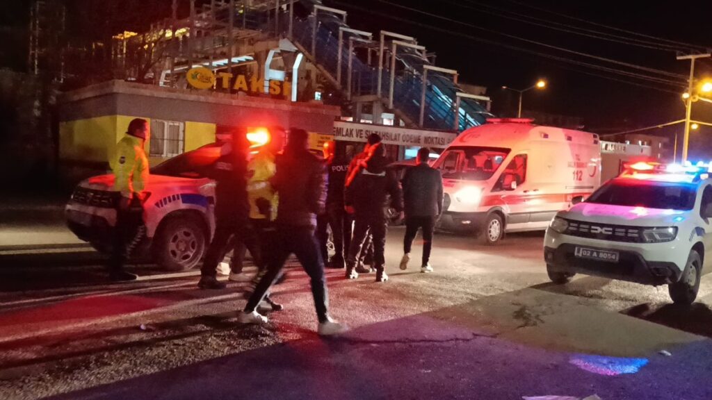 İki grup arasında bıçaklı kavga: 4 yaralı, 10 gözaltı