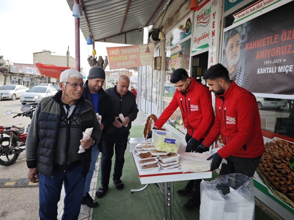 Kahtalı Mıçe’ye vefa: Ücretsiz Çiğköfte dağıtıldı