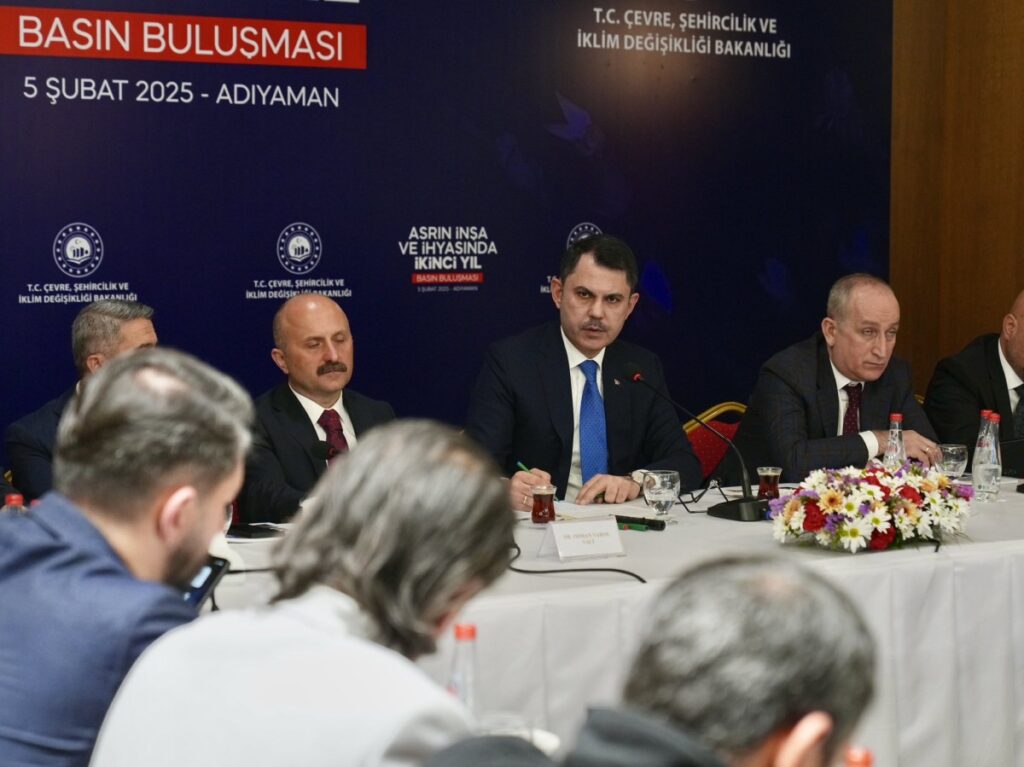 Murat Kurum’dan Özgür Özel’e yanıt: ‘201 bin konutun maketini bile yapamazlar’