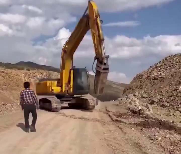 Operatörün iş makinesiyle tehlikeli imtihanı