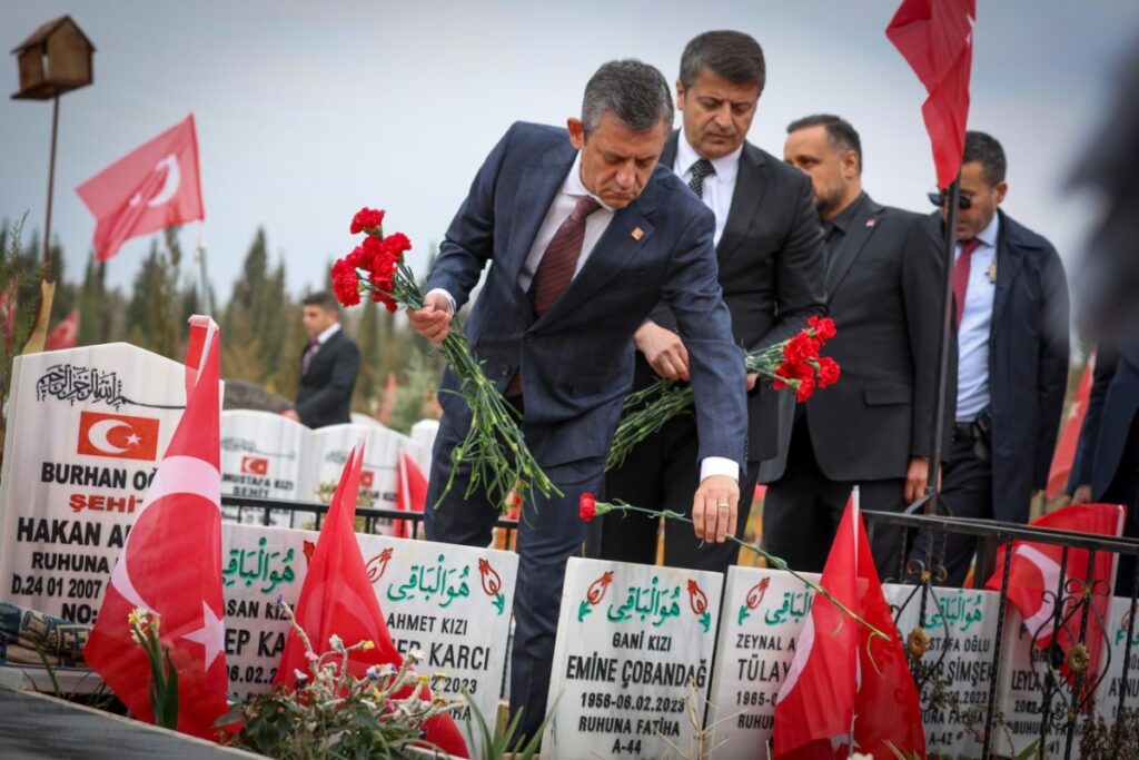 Özgür Özel Adıyaman’da: ‘Depremde sınıfta kalmış bir iktidar ile karşı karşıyayız’