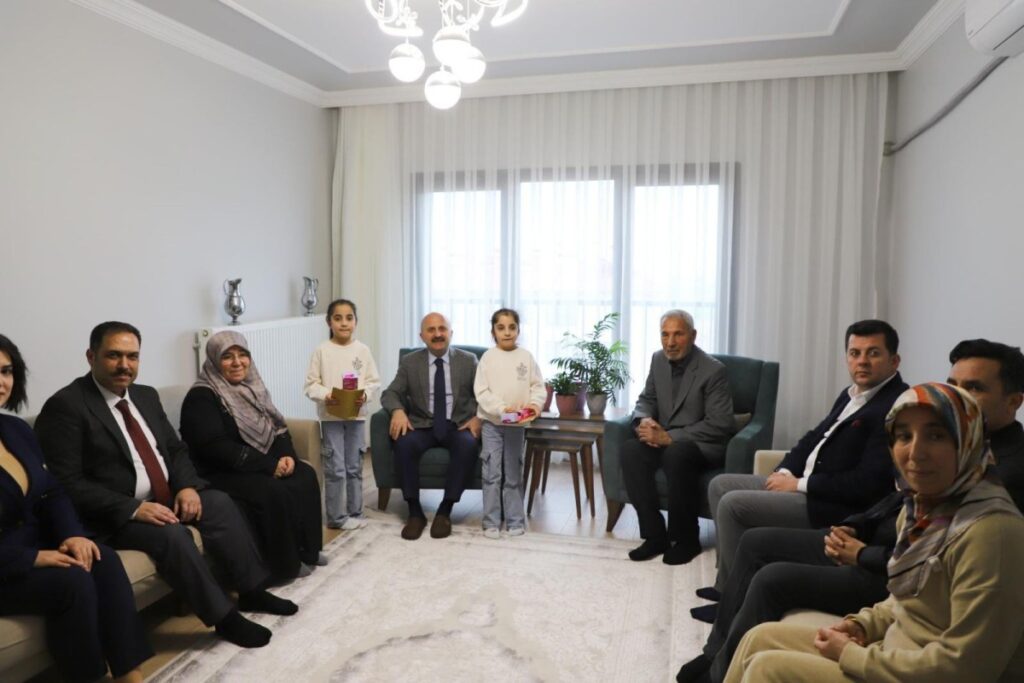 Vali Varol’dan evlilikte 50 yılını tamamlayan çifte ziyaret