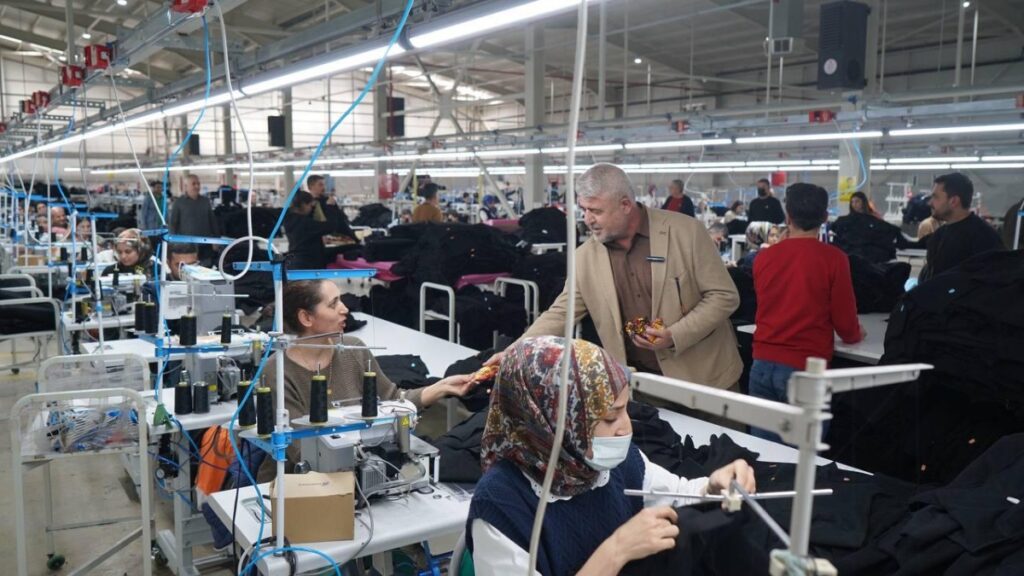 Adıyaman Belediyesi’nden emekçi kadınlara ziyaret: ‘Kadınların Ölmediği Güzel Bir Yıl Diliyorum’