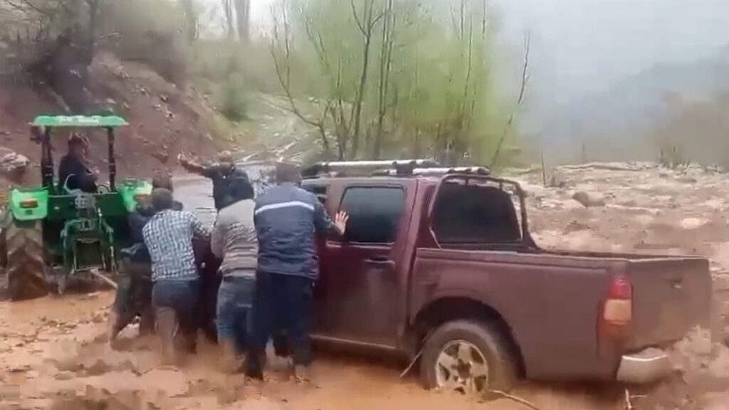 Adıyaman Uzunköy’de sel felaketi: Araç dereye kapıldı, heyelan tehlikesi sürüyor