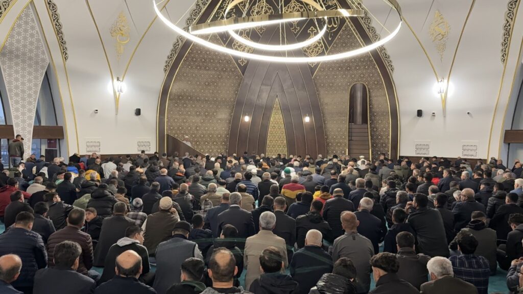 Adıyaman’da bayram sabahı binlerce kişi saf tuttu