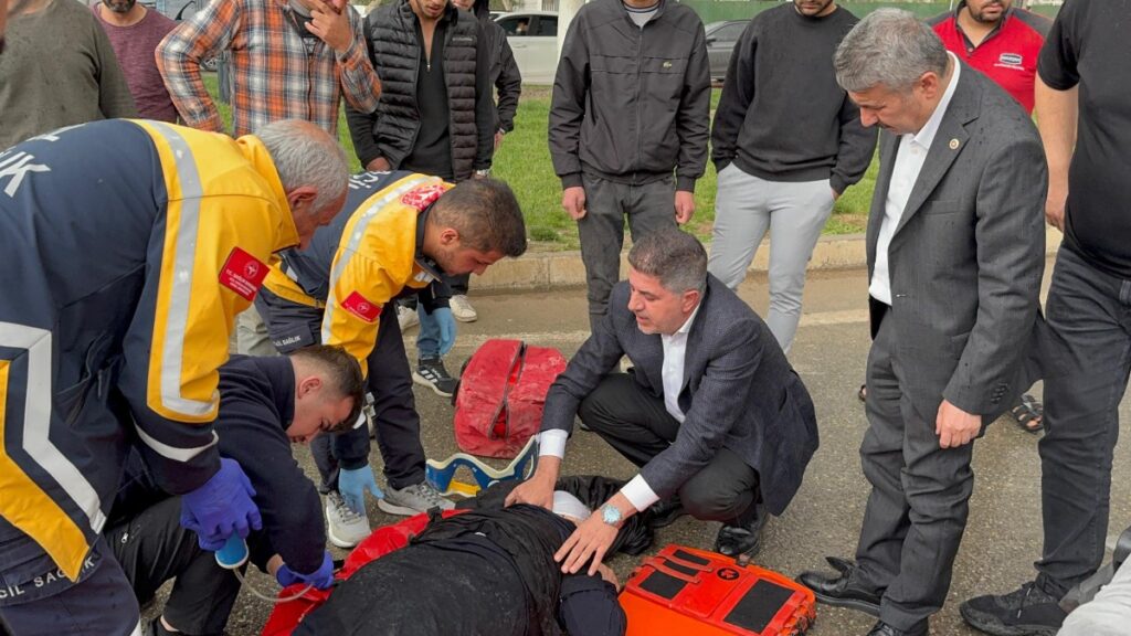 AK Parti Milletvekili Doç. Dr. İshak Şan, trafik kazasında yaralanan kadına ilk müdahaleyi yaptı