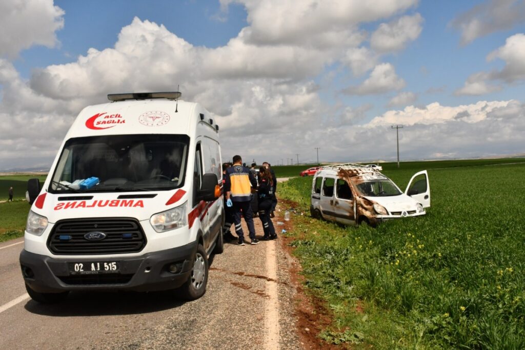 Besni’de hafif ticari araç ile otomobil çarpıştı: 6’sı çocuk 10 yaralı