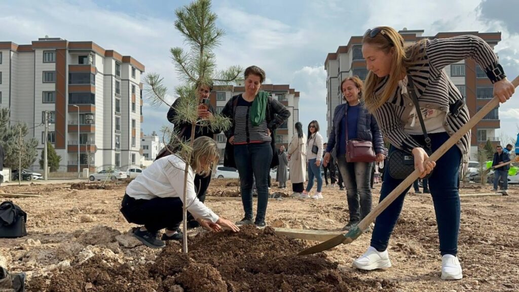 Dünya Kadınlar Günü’nde Fidanlar Toprakla Buluştu