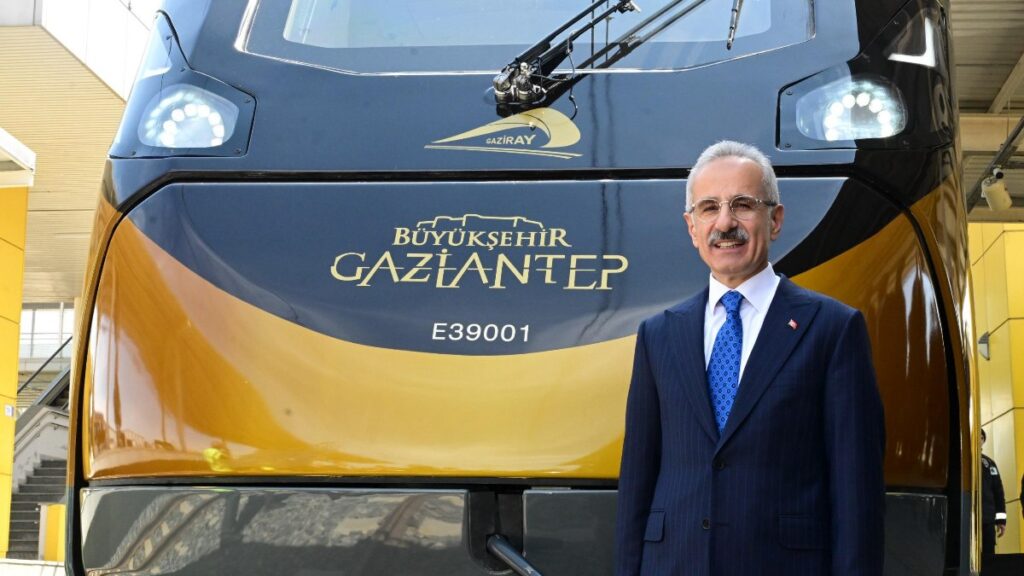 Gaziray’da kullanılanacak ilk milli banliyö tren seti raylara çıktı