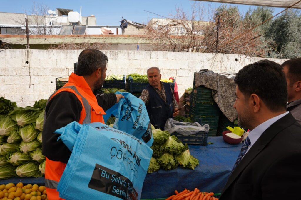Kahta Belediyesi, pazarcı esnafına çöp poşeti dağıtıldı