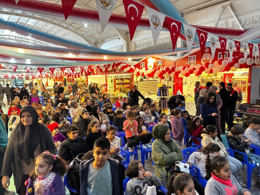 Kahta Belediyesi Ramazan Çarşısı’nda ‘Hacivat-Karagöz Gölge Oyunu’ yoğun ilgi gördü