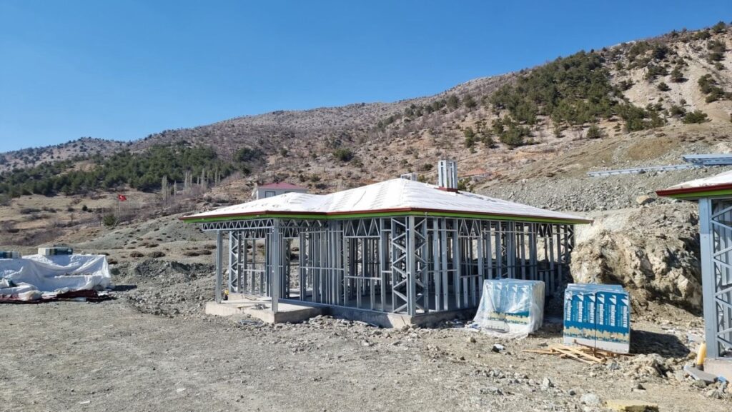 Kaymakam Seyhan Aktoprak Köyü’nde köy evleri inşaatlarını denetledi