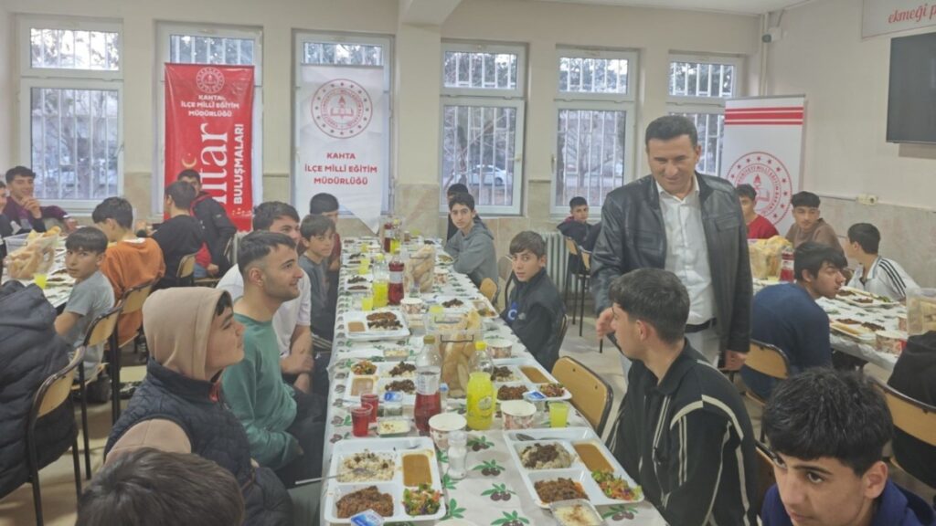 Milli Eğitim Müdürü Lütfü Başli, Kahta’da öğrencilerle iftar programında buluştu