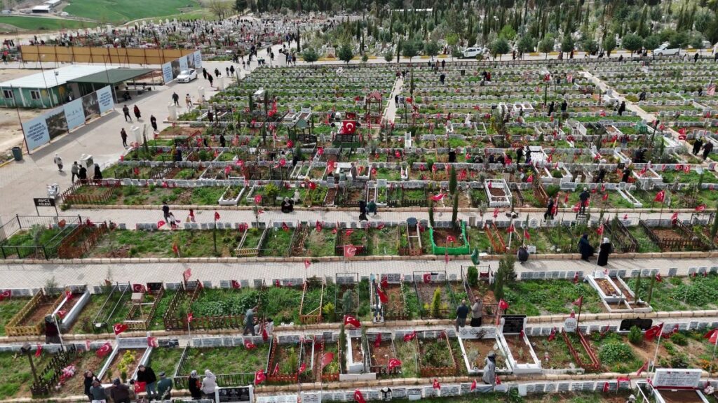 Ramazan Bayramı arifesinde mezarlıkta yoğunluk