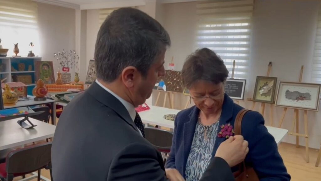 Tutdere’den Fransa Büyükelçisi Isabelle Dumont’a ‘Umut Çiçeği’ broşu