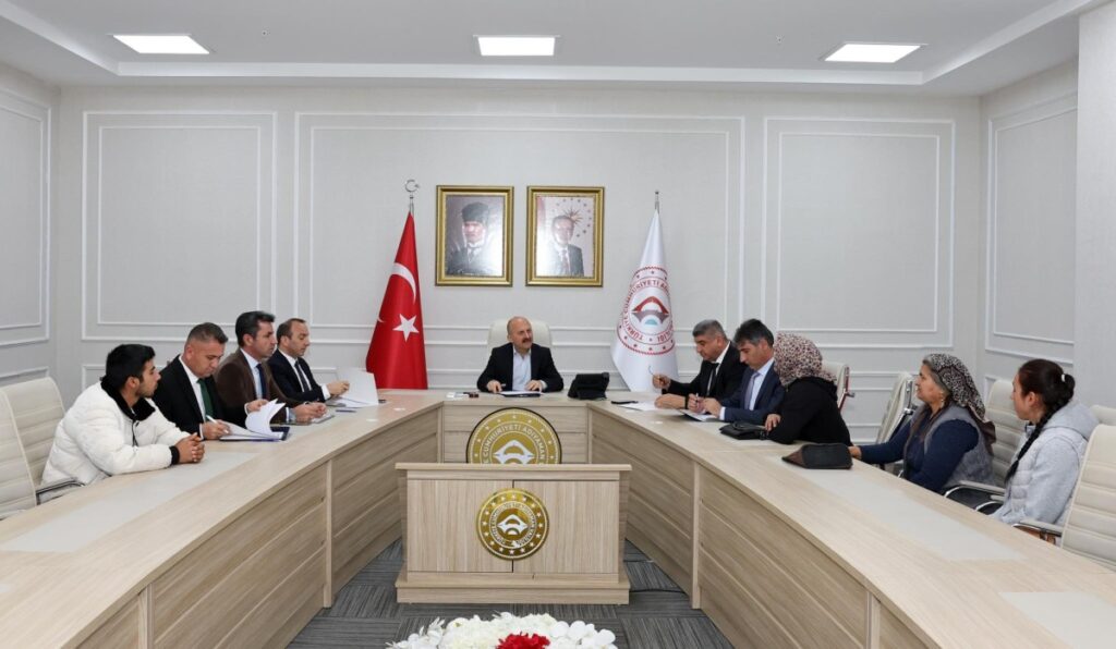 Vali Varol, iş arayanlarla bir araya geldi