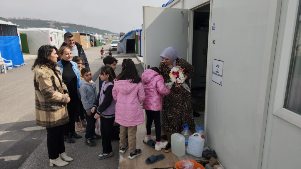 Vefa İlkokulu öğrencilerinden yaşlılara anlamlı ziyaret