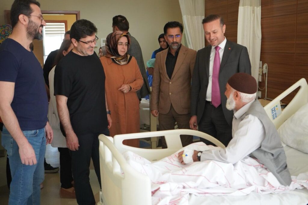 Başhekim Turgut, deprem sonrası ilk kornea nakli yapılan hastaları ziyaret etti