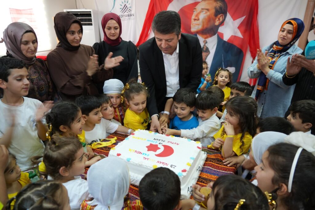 Çocuklarla uçurtma uçurup, pasta kesen Tutdere: ‘Güzel bir Adıyaman’da yaşamanız için çalışıyoruz’