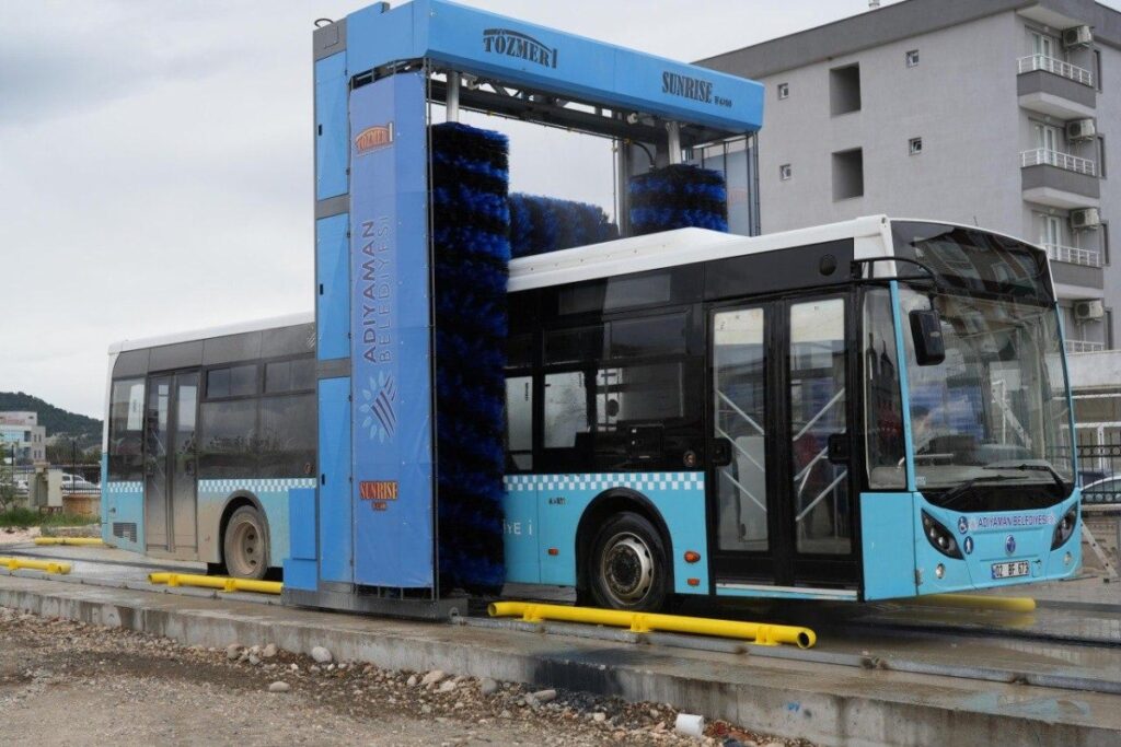 Otomatik araç yıkama sistemi devrede