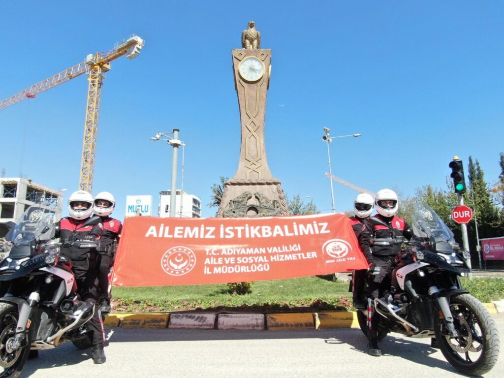 Polislerden anlamlı pankart