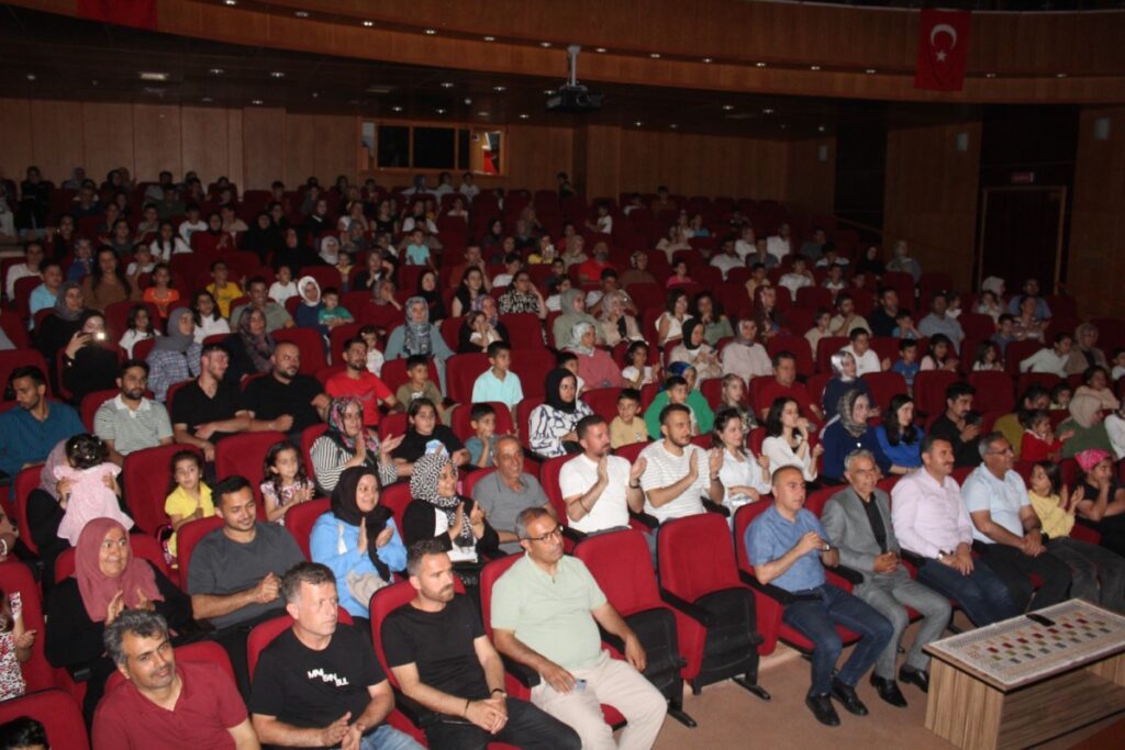 Kahta’da ‘Hayat Boyu Öğrenme Haftası’ kapsamında tiyatro gösterisi düzenlendi