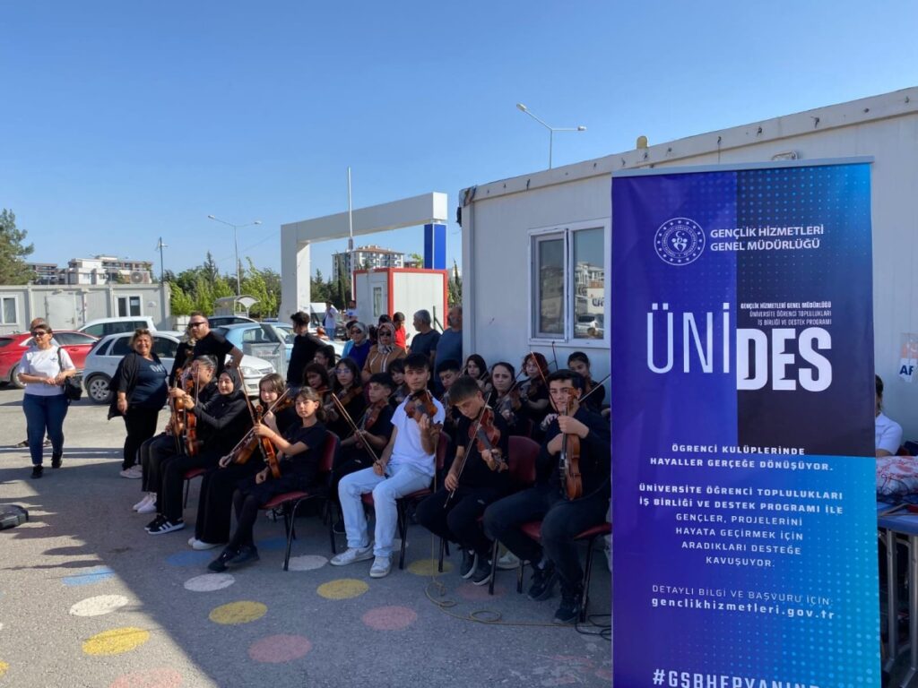 ‘Müzikle Umut’ projesiyle konteyner kentte keman ezgileri yankılandı