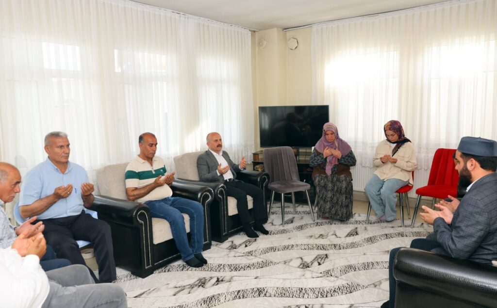 Vali Osman Varol, Şehit Abdulkadir Akıncı’nın ailesini ziyaret etti