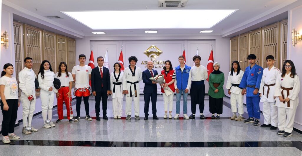 Vali Varol: Cumhuriyetin geleceği gençlerin omuzlarında