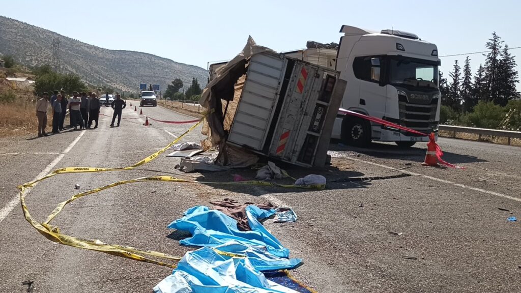 Adıyaman’da kamyonet ile otomobil çarpıştı: 1 ölü, 5 yaralı