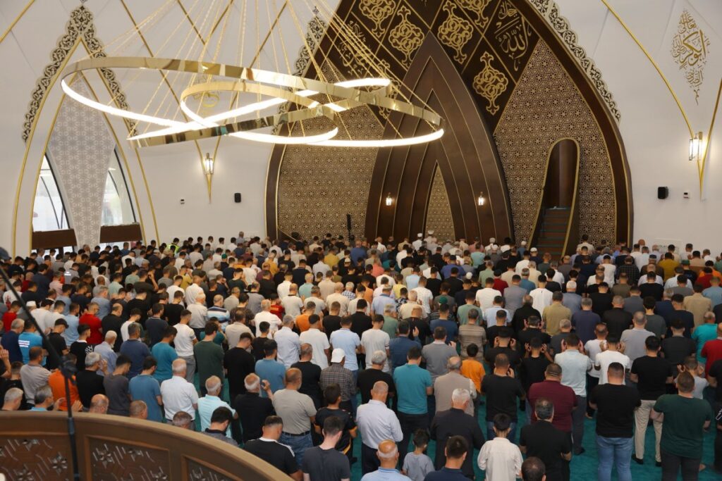 Adıyaman’da yüzlerce kişi bayram namazı için saf tuttu